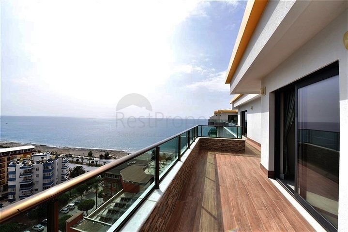 Geräumiges Penthouse an der ersten Küste 