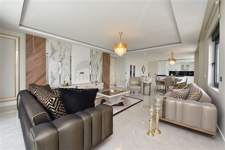 Geräumiges Penthouse an der ersten Küste 