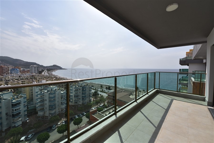 Geräumiges Penthouse an der ersten Küste 