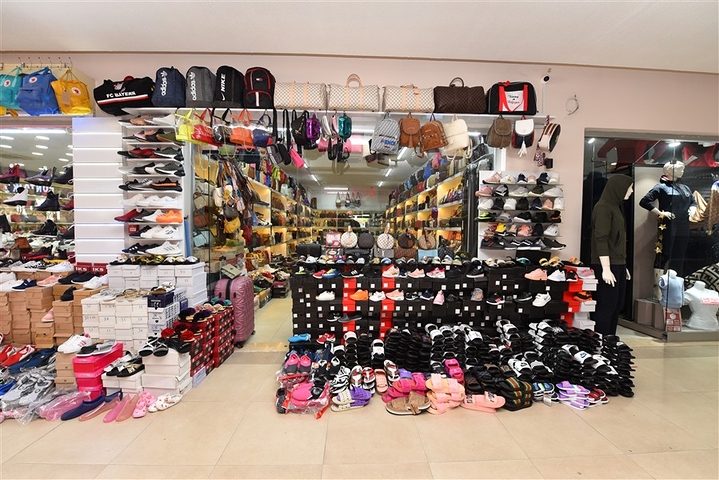 Geschäftsräume im touristischen Zentrum des Einkaufszentrums Okurcalara