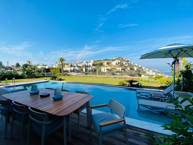 Stilvolle Villa mit herrlichem Blick auf das Meer, die Berge und Bodrum.