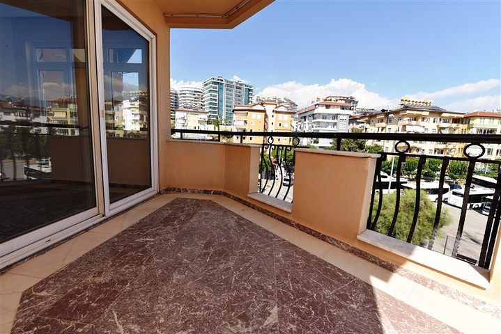 Wohnungen und Geschäftsräume in der Gegend von Dschikkilli