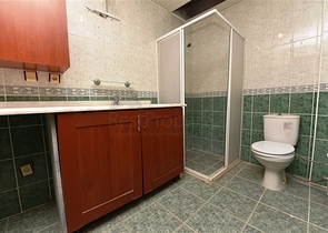 Wohnungen und Geschäftsräume in der Gegend von Dschikkilli