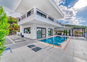 Exklusive Villa mit herrlichem Blick auf das Mittelmeer