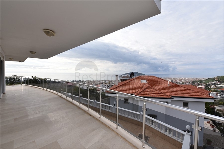 Luxusvilla mit Blick auf das Mittelmeer