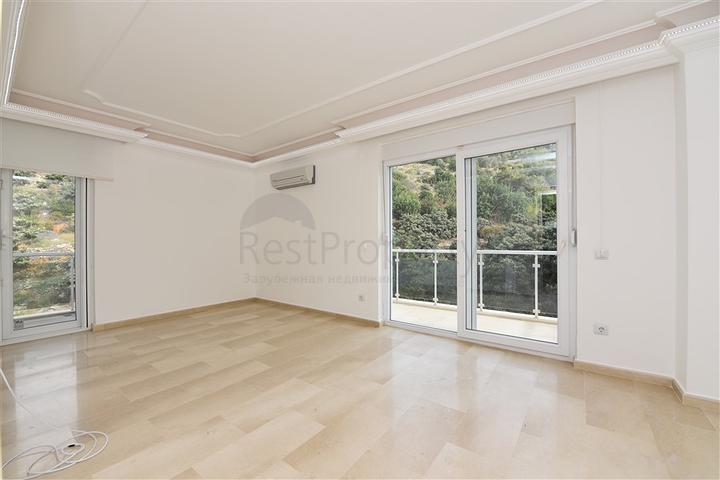 Luxusvilla mit Blick auf das Mittelmeer