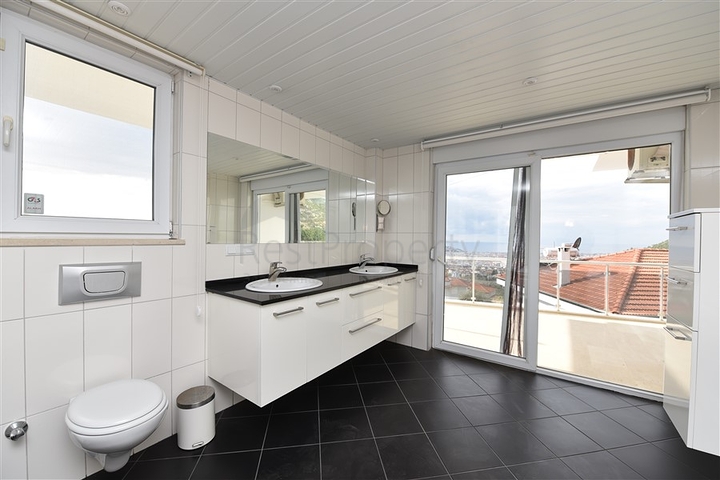 Luxusvilla mit Blick auf das Mittelmeer