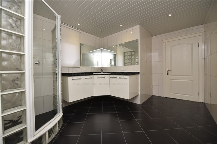 Luxusvilla mit Blick auf das Mittelmeer