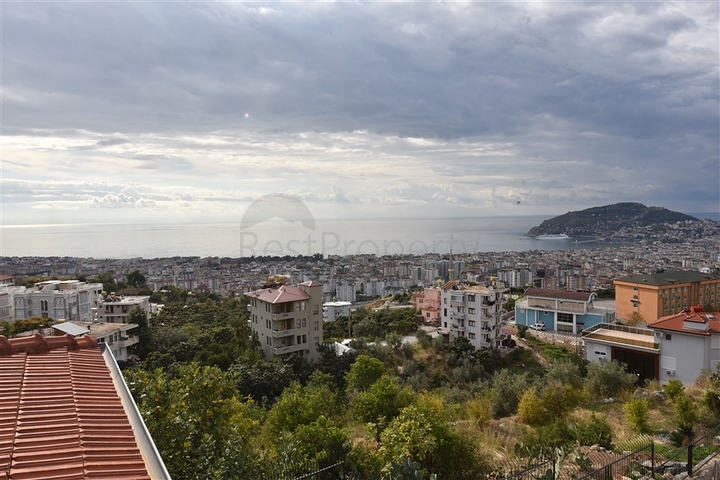 Luxusvilla mit Blick auf das Mittelmeer