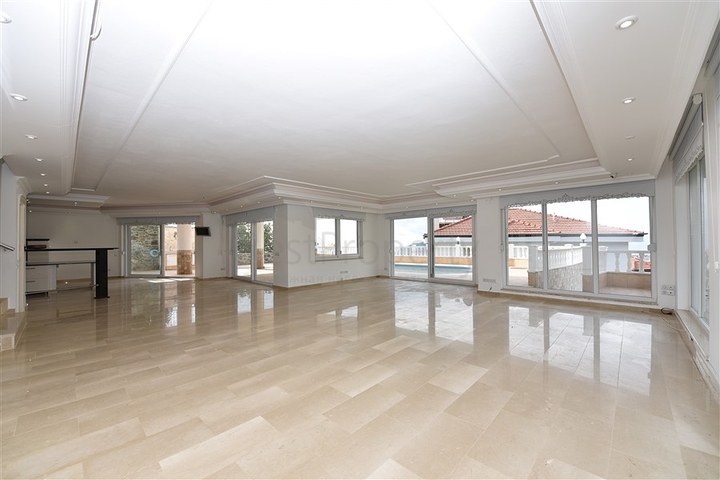 Luxusvilla mit Blick auf das Mittelmeer