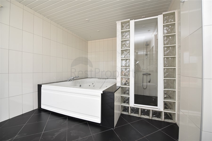 Luxusvilla mit Blick auf das Mittelmeer