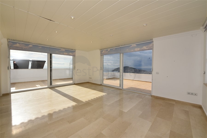 Luxusvilla mit Blick auf das Mittelmeer