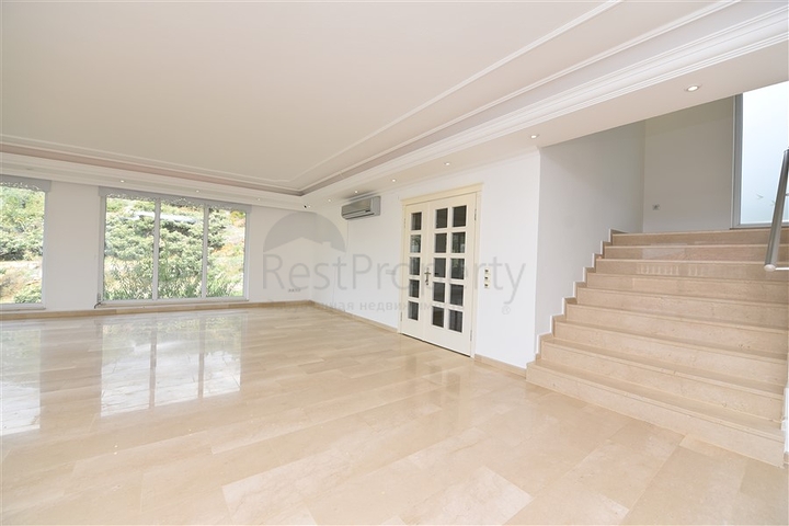 Luxusvilla mit Blick auf das Mittelmeer