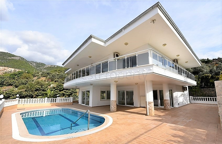 Luxusvilla mit Blick auf das Mittelmeer