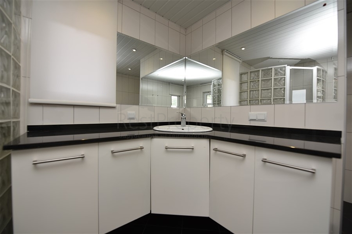 Luxusvilla mit Blick auf das Mittelmeer