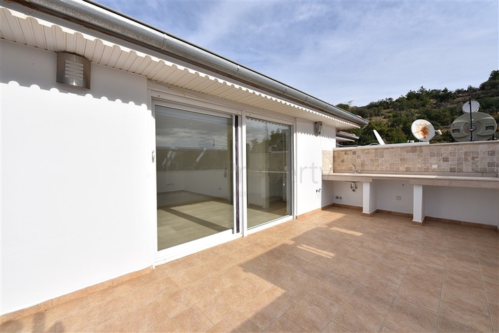 Luxusvilla mit Blick auf das Mittelmeer