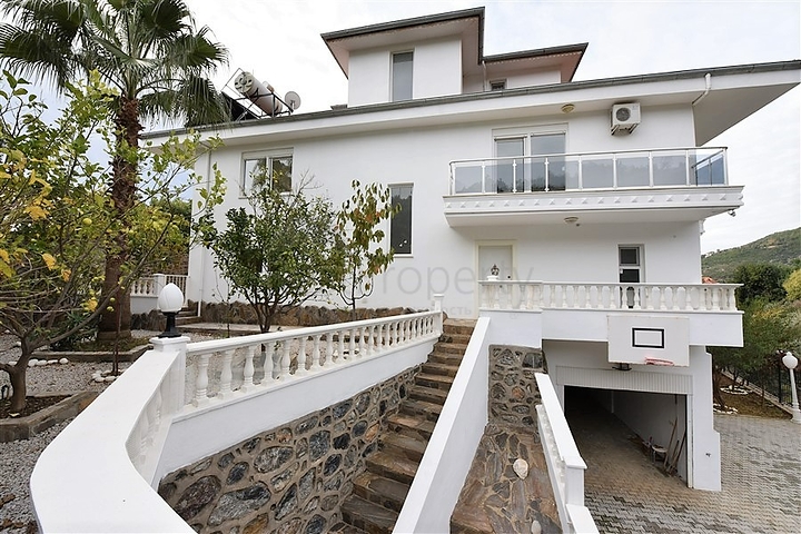 Luxusvilla mit Blick auf das Mittelmeer