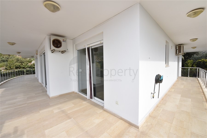 Luxusvilla mit Blick auf das Mittelmeer