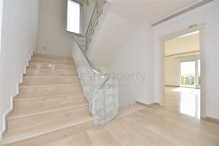 Luxusvilla mit Blick auf das Mittelmeer