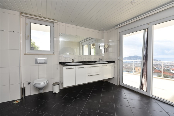 Luxusvilla mit Blick auf das Mittelmeer