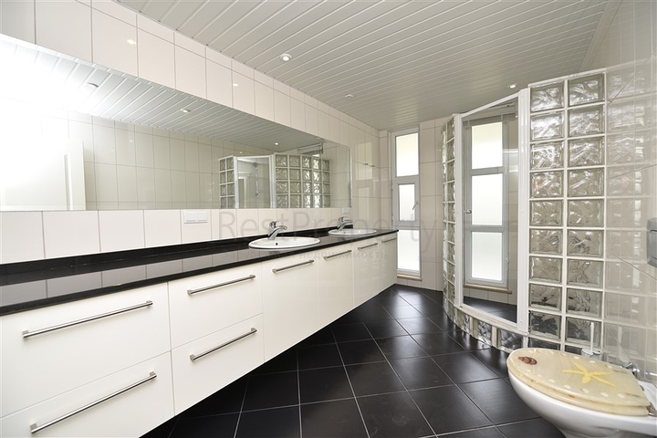 Luxusvilla mit Blick auf das Mittelmeer