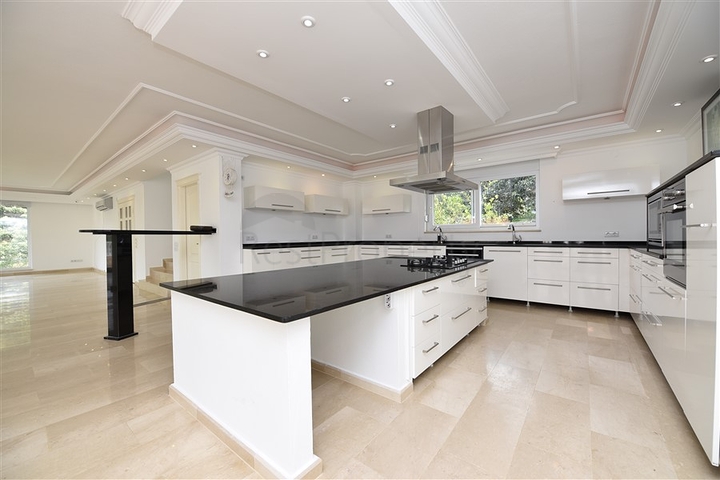 Luxusvilla mit Blick auf das Mittelmeer