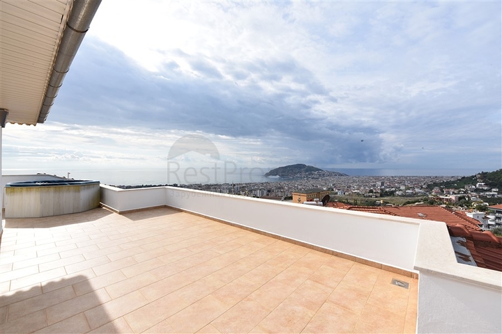 Luxusvilla mit Blick auf das Mittelmeer