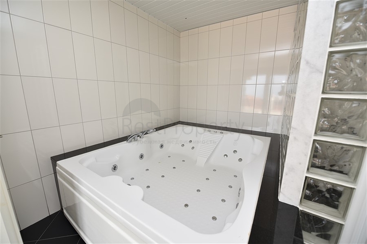 Luxusvilla mit Blick auf das Mittelmeer