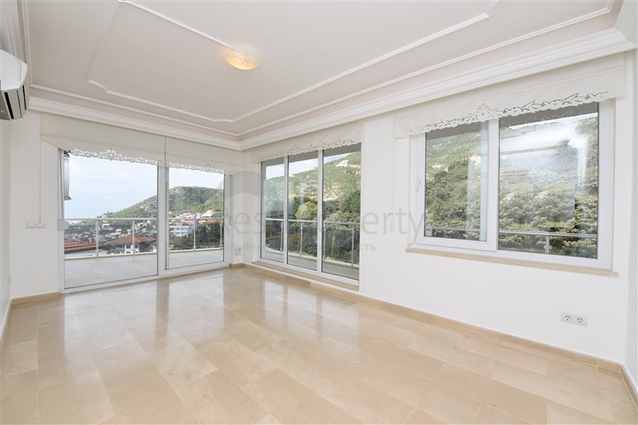 Luxusvilla mit Blick auf das Mittelmeer