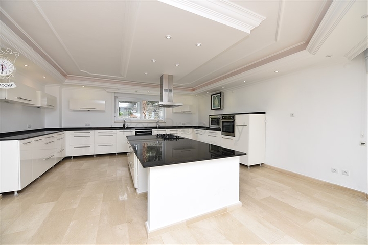 Luxusvilla mit Blick auf das Mittelmeer