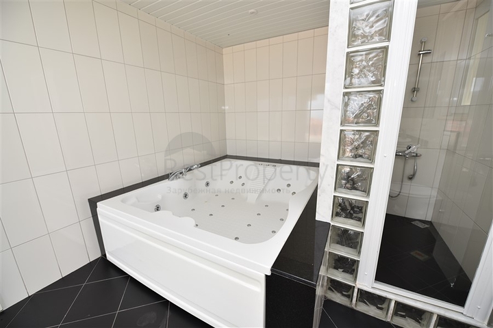 Luxusvilla mit Blick auf das Mittelmeer