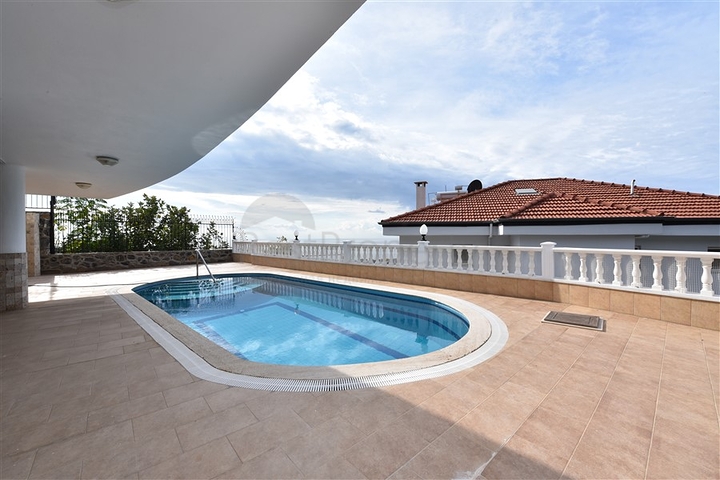 Luxusvilla mit Blick auf das Mittelmeer