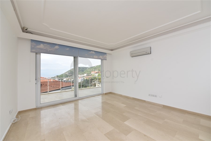 Luxusvilla mit Blick auf das Mittelmeer