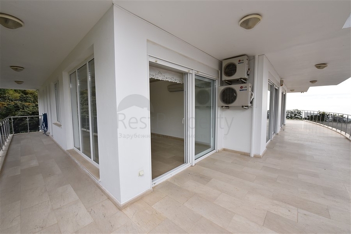 Luxusvilla mit Blick auf das Mittelmeer