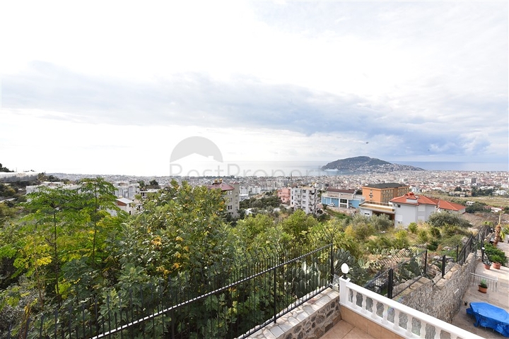 Luxusvilla mit Blick auf das Mittelmeer