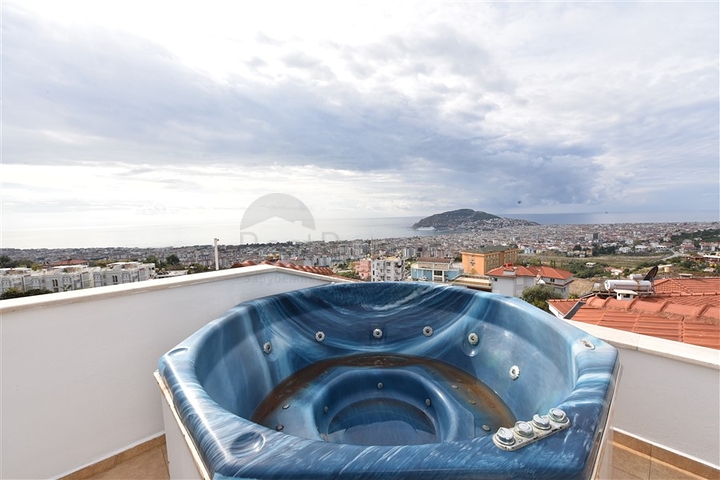 Luxusvilla mit Blick auf das Mittelmeer