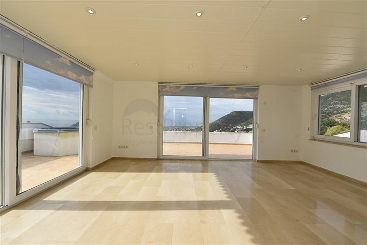 Luxusvilla mit Blick auf das Mittelmeer