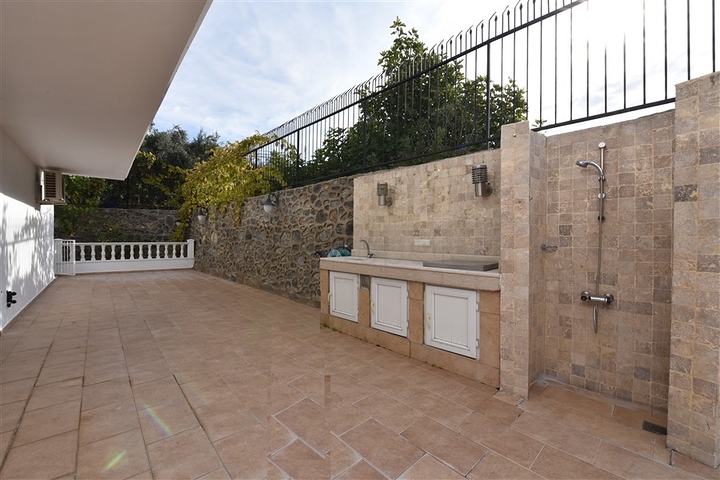 Luxusvilla mit Blick auf das Mittelmeer