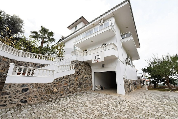 Luxusvilla mit Blick auf das Mittelmeer