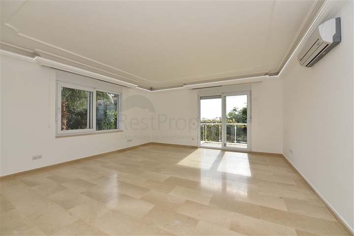 Luxusvilla mit Blick auf das Mittelmeer