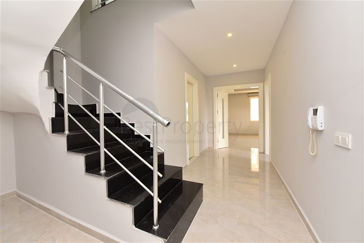 6+2 Gartenduplex 100 Meter vom Meer entfernt