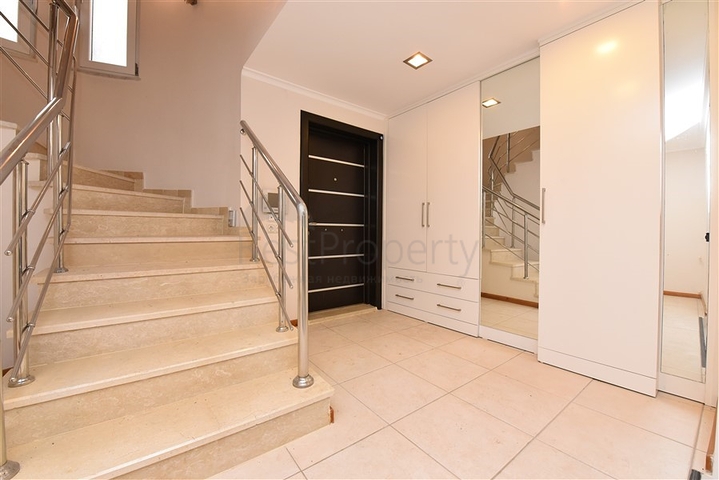 Villa im urbanen Stil, 250 Meter vom Meer entfernt