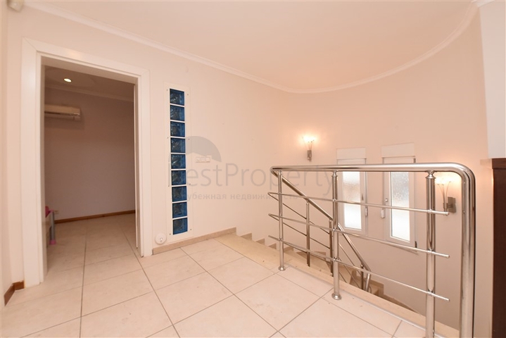 Villa im urbanen Stil, 250 Meter vom Meer entfernt