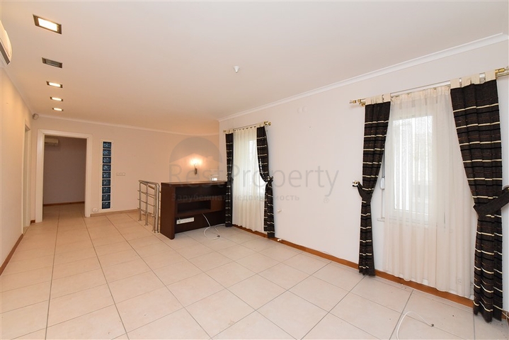 Villa im urbanen Stil, 250 Meter vom Meer entfernt