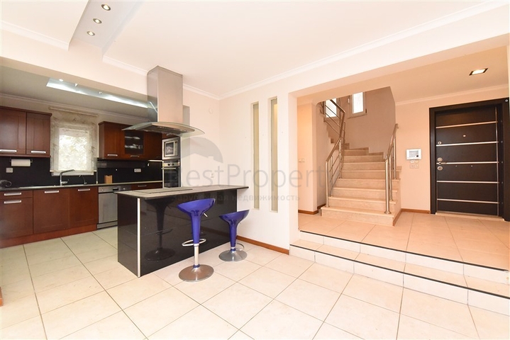 Villa im urbanen Stil, 250 Meter vom Meer entfernt