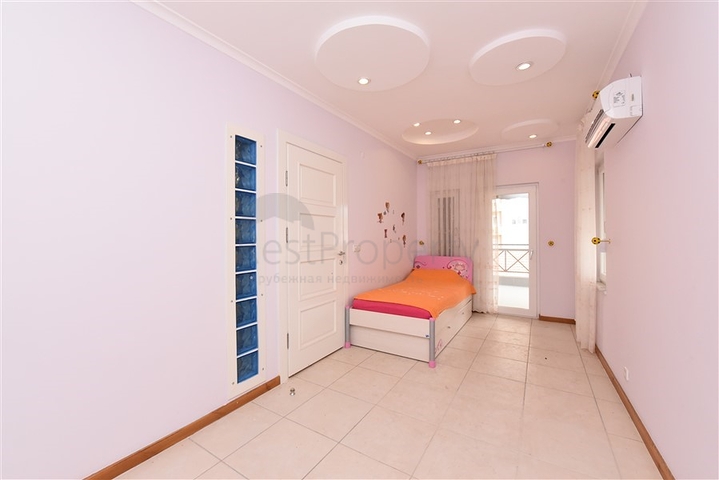 Villa im urbanen Stil, 250 Meter vom Meer entfernt