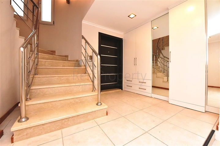 Villa im urbanen Stil, 250 Meter vom Meer entfernt