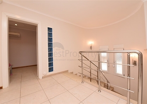 Villa im urbanen Stil, 250 Meter vom Meer entfernt