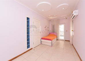 Villa im urbanen Stil, 250 Meter vom Meer entfernt