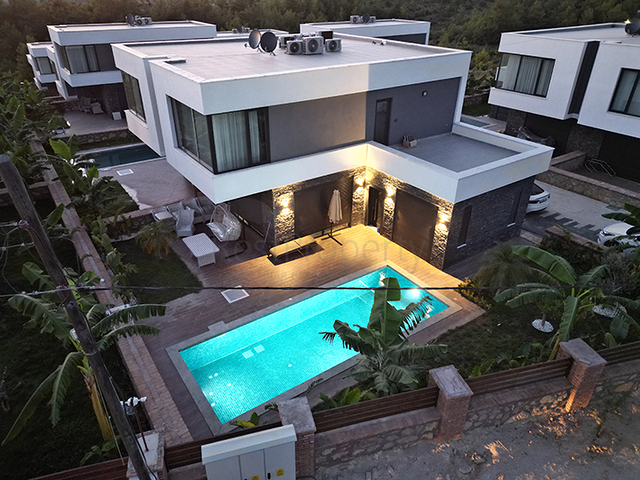 Ein Komplex von Villen in Avsallar